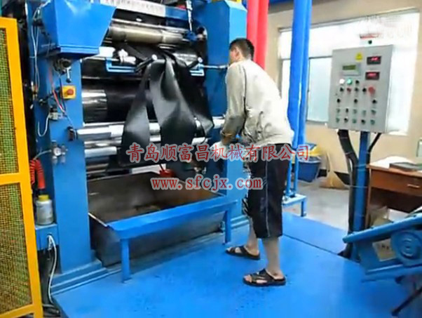 工作中的壓延機(jī)m.bainashop.com